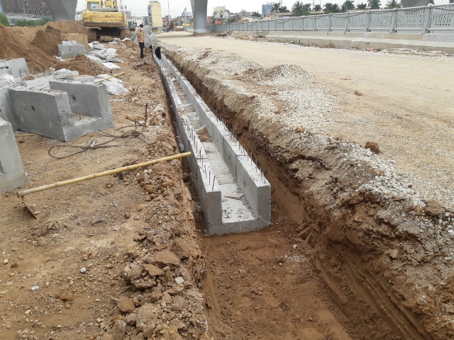 Bỏ qua lớp bê tông đệm trước khi đặt cống thoát nước vỉa hè (ảnh TV)