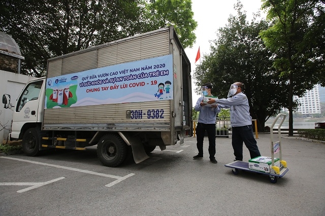 Xe chở sữa của Vinamilk với thông điệp “Vì sức khỏe và sự an toàn của trẻ em – Chung tay đẩy lùi Covid19” rong ruổi trên những con đường vắng người qua lại do dịch bệnh, mang sữa đến với các trung tâm, mái ấm nuôi dạy trẻ tại Hà Nội, Nghệ An và TpHCM trong ngày đầu tiên khởi động chương trình.