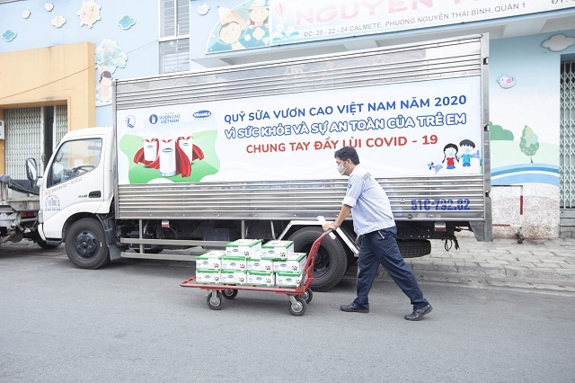 Nhân viên Vinamilk luôn nỗ lực để từng hộp sữa được kịp thời trao đến tay các em nhỏ khó khăn, có hoàn cảnh đặc biệt trong mùa dịch.