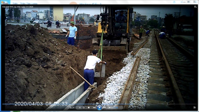 Công nhân đã bỏ qua việc xả đá ba lát đường tàu xuống làm lớp đệm trước khi đặt cống khu vực đường tàu (ảnh TV)