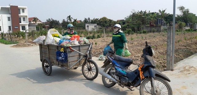Hoạt động thu gom rác thải sinh hoạt tuy không mang lại hiệu quả về kinh tế cao cho HTX nhưng đem lại những thay đổi rõ rệt trong môi trường sống của bà con nhân dân (Ảnh: TV)