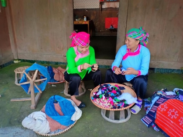 HTX Mường Hoa tạo ra việc làm giúp chị em phụ nữ thoát nghèo (Ảnh: Tư liệu)