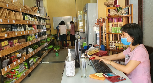 Hiện, Sàn kinh tế hợp tác tiếp nhận thông tin, theo dõi đơn hàng giải cứu gia cầm cho nông dân (Ảnh: TL)