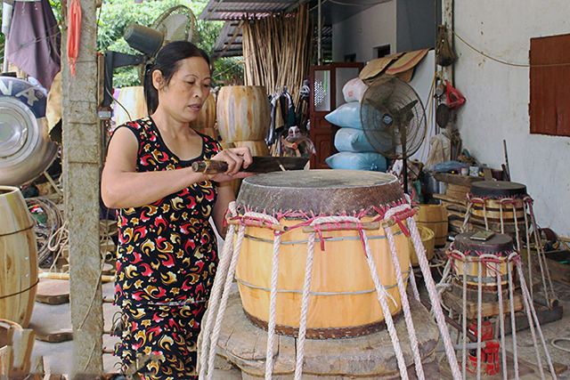 Nghệ nhân làng nghề trống Đọi Tam đang thực hiện công đoạn cuối cùng để ra trống thành phẩm (Ảnh: TL)