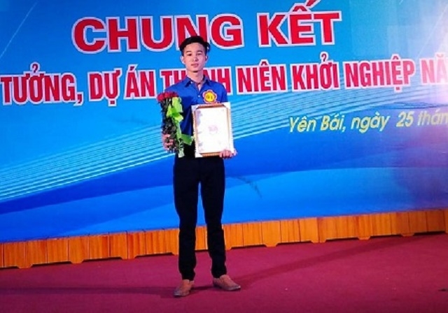 Nguyễn Văn Huỳnh nhận giải Nhất cuộc thi ý tưởng, dự án thanh niên khởi nghiệp Yên Bái năm 2017 (Ảnh: Tư liệu)