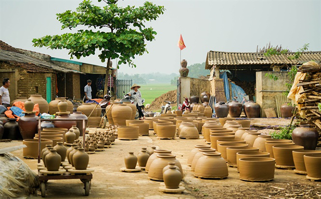 Phơi gốm là công đoạn quan trọng trước khi được đưa vào lò nung (Ảnh: TL)