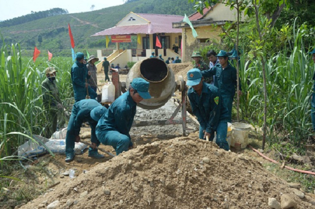 Nhiều tuyến đường giao thông huyết mạch ở khu vực miền núi Quảng Ngãi được bê tông hóa đã tạo điều kiện đi lại và phát triển kinh tế - xã hội (Ảnh:TL)