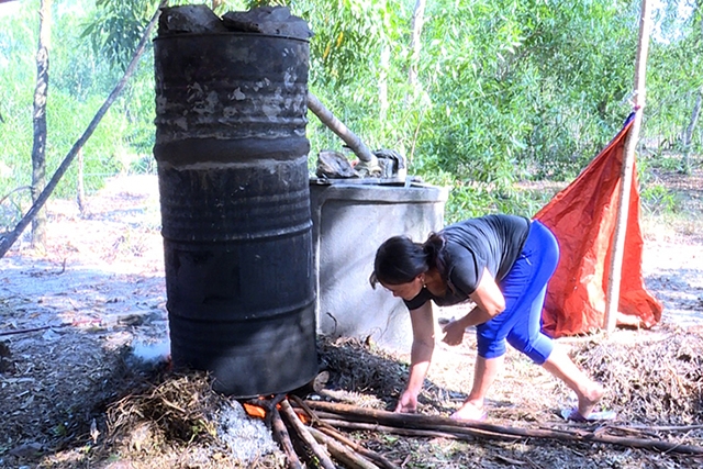 Sản xuất tinh dầu tràm nhỏ lẻ manh mún khó đem lại thu nhập cao cho người dân (Ảnh: TL)