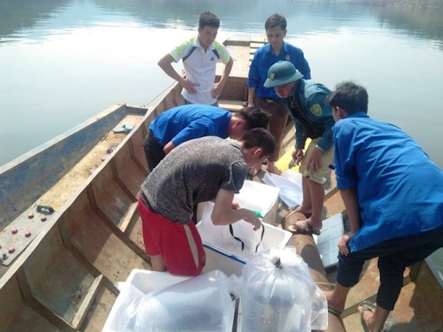 Đội tri thức trẻ chuyển giao khoa học của Tỉnh đoàn hướng dẫn, hỗ trợ kỹ thuật cho các thành viên HTX (Ảnh: TL)