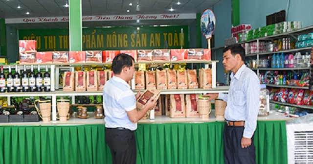 Siêu thị mini giới thiệu sản phẩm sạch của HTX Sáu Nhung (