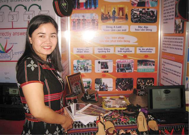 Cô giáo Hồ Thị Thu Hà giới thiệu sản phẩm dệt zèng truyền thống tại gian trưng bày và giới thiệu sản phẩm (Ảnh: TL)