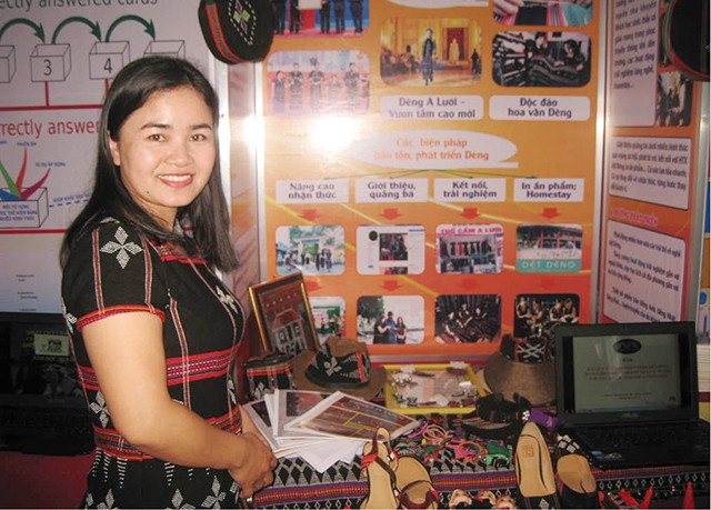 Cô giáo Hồ Thị Thu Hà giới thiệu sản phẩm dệt zèng truyền thống tại gian trưng bày và giới thiệu sản phẩm (Ảnh: TL)