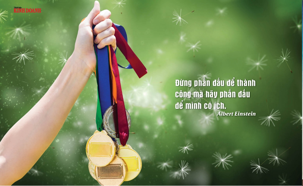 Đừng phấn đấu để thành công mà hãy phấn đấu để mình có ích. Albert Einstein