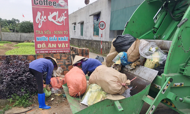 Các thành viên HTX Môi trường và Quản lý chợ Kỳ Đồng đang thu gom rác thải (Ảnh: TL)
