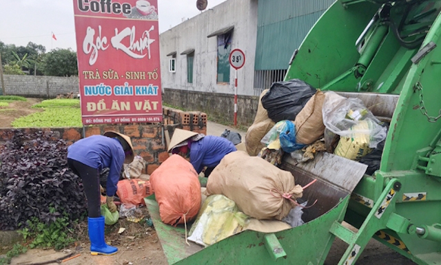 Các thành viên HTX Môi trường và Quản lý chợ Kỳ Đồng đang thu gom rác thải (Ảnh: TL)
