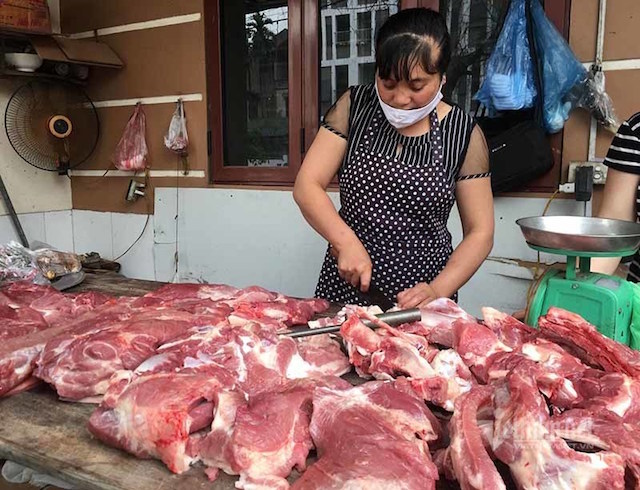 Giá thịt lợn thành phẩm tại chợ hiễn vẫn cao, phổ biến ở mức 145.000-165.000 đồng/kg (Ảnh: TL)