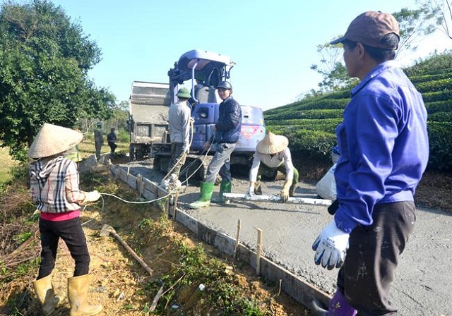 HTX hỗ trợ trộn bê tông, đá sỏi làm đường bê tông nội đồng tại thôn Cây Khế (Ảnh: TL)