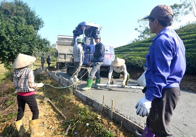HTX hỗ trợ trộn bê tông, đá sỏi làm đường bê tông nội đồng tại thôn Cây Khế (Ảnh: TL)