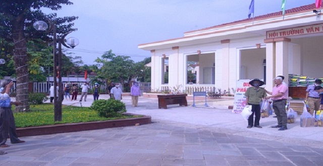 Ông Lê Tấn Hòa - Giám đốc Đầu tư trao quà cho bà con nông dân xã Duy Châu, huyện Duy Xuyên, tỉnh Quảng Nam (Ảnh: Xuân Nguyên)