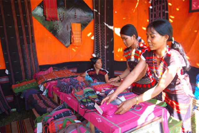 Các sản phẩm của HTX Dệt thổ cẩm Zara thu hút khách du lịch trong và ngoài nước (Ảnh: TL)