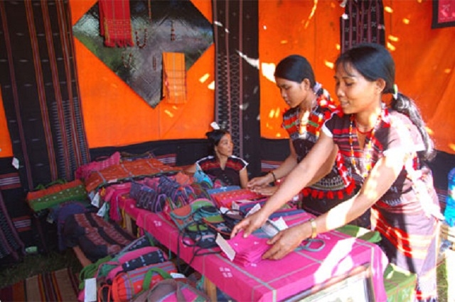 Các sản phẩm của HTX Dệt thổ cẩm Zara thu hút khách du lịch trong và ngoài nước (Ảnh: TL)