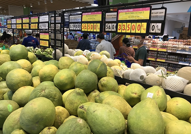 Bưởi đang được hướng đến các chuỗi bán lẻ hiện đại để nâng cao giá trị (Ảnh TL)