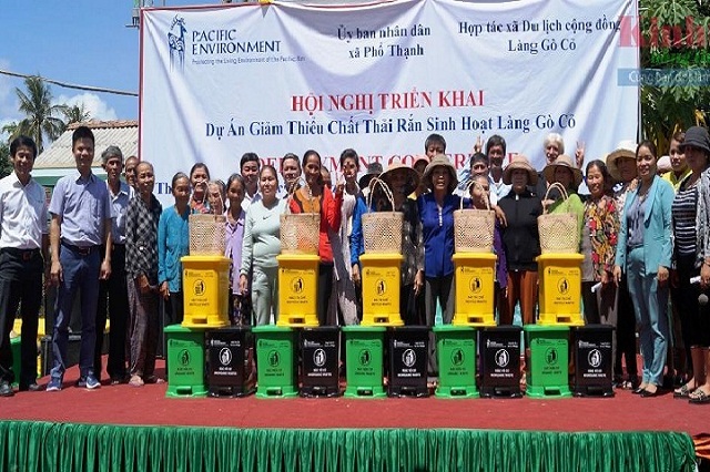 Những hộ dân làng Gò Cỏ được cung cấp bộ thùng rác và giỏ cói (Ảnh: TL)