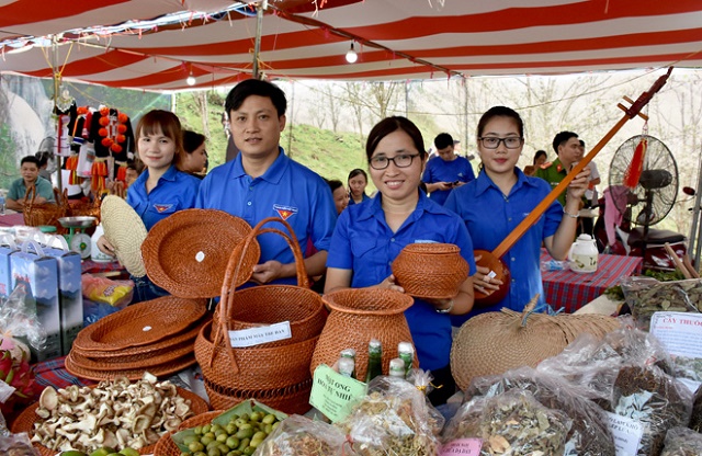 Thành viên HTX Nông nghiệp Thanh niên Năng Khả giới thiệu các sản phẩm đặc trưng của xã (Ảnh: Tư liệu)