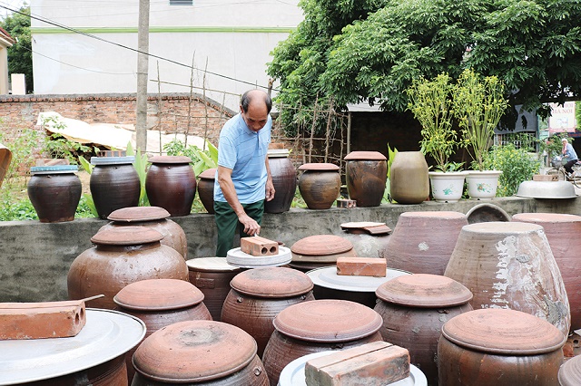 Các công đoạn sản xuất tương Dục Mỹ đều là thủ công nhưng yêu tố ATLĐ và vệ sinh an toàn thực phẩm luôn được chú trọng (Ảnh: Tư liệu)