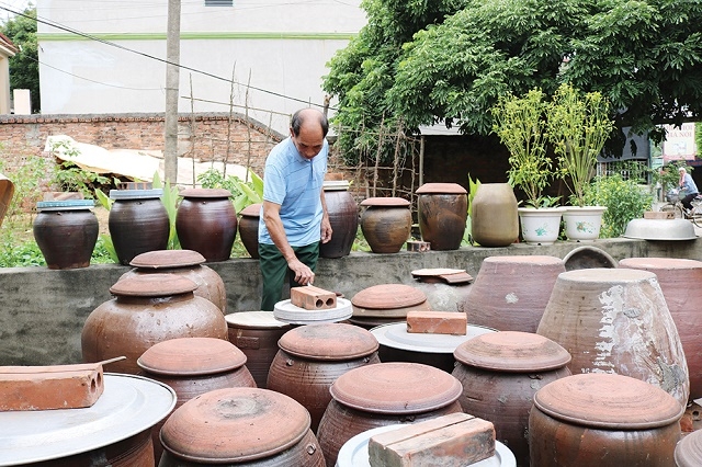 Các công đoạn sản xuất tương Dục Mỹ đều là thủ công nhưng yêu tố ATLĐ và vệ sinh an toàn thực phẩm luôn được chú trọng (Ảnh: Tư liệu)