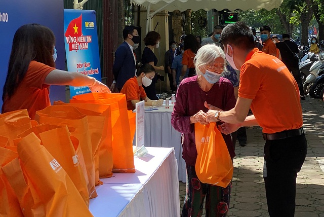 CBNV Ngân hàng SHB trao quà cho những người dân có hoàn cảnh khó khăn, chịu ảnh hưởng bởi dịch COVID-19