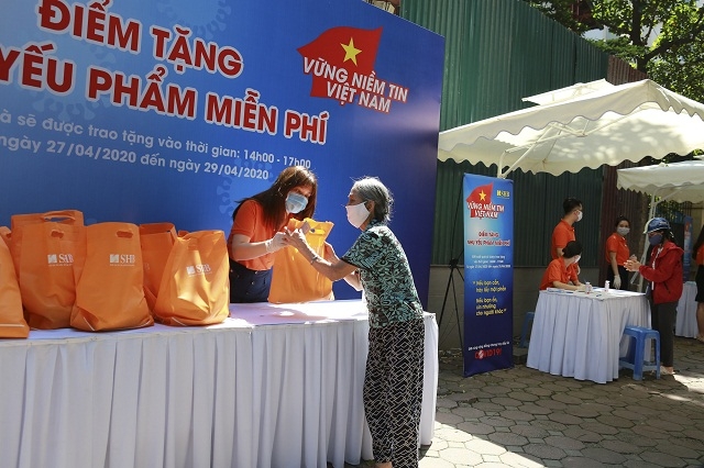 Chương trình tặng quà tổ được tổ chức tại 18 điểm ở 12 tỉnh, thành trên cả nước từng thuộc nhóm có nguy cơ lây nhiễm dịch COVID-19 cao