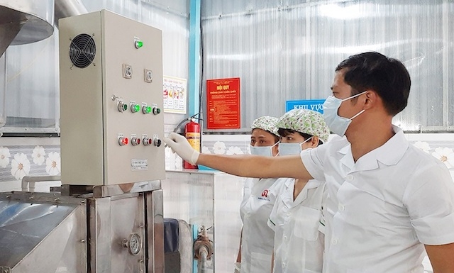 HTX mật ong Cường Nga ở Sơn Diệm (Hương Sơn) đầu tư hệ thống máy hạ thủy để loại bỏ các tạp chất và lượng nước dư thừa trước khi đóng sản phẩm đưa ra thị trường (Ảnh: TL)