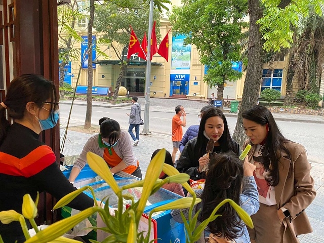 Người dân Hà Nội thưởng thức Kem Thủy Tạ sau những ngày dài cách ly xã hội do dịch Covid-19