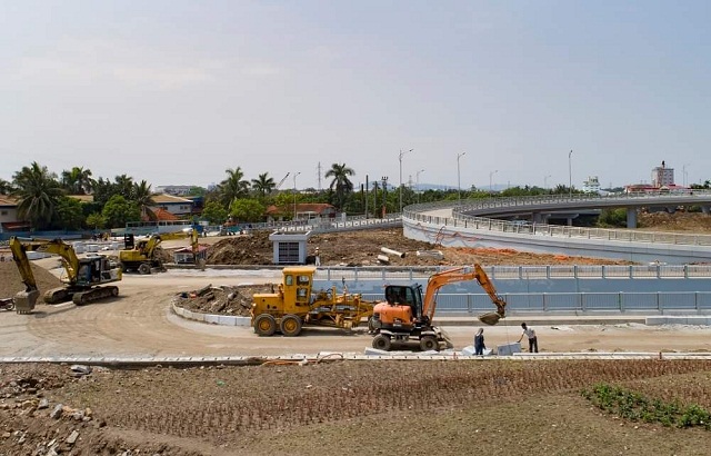 Những lúc cao điểm, công trường huy động tới 230 công nhân và hàng loạt máy móc để đảm bảo tiến độ thi công (Ảnh: Nguyễn Hồng Phong)