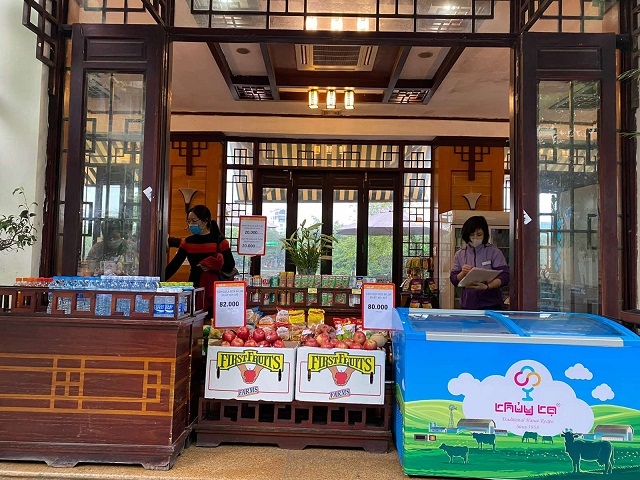 Gian hàng lưu động của Thủy Tạ tại phố Lê Thái Tổ, Hoàn Kiếm, Hà Nội phục vụ nhu cầu mua sắm của du khách trong và ngoài nước