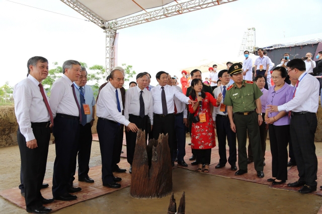 Thủ tướng Nguyễn Xuân Phúc thăm quan bãi cọc Cao Qùy