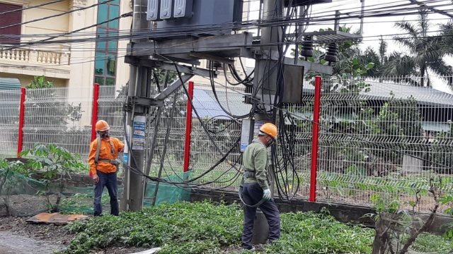 Công nhân của HTX Lại Xuân kiểm tra kỹ hiện trường xung quanh trước khi lên trạm biến áp thực hiện nhiệm vụ