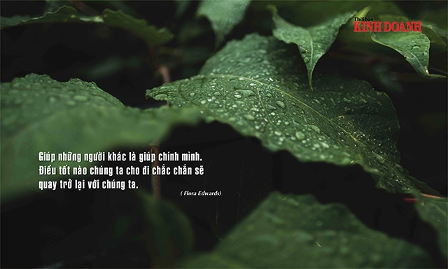 Giúp những người khác là giúp chính mình. Điều tốt nào chúng ta cho đi chắc chắn sẽ quay trở lại với chúng ta (Flora Edwards)