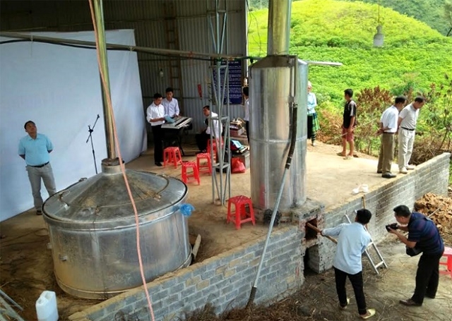 Hệ thống chưng cất tinh dầu sả của HTX Hương Chanh tại xã Bản Mù, huyện Trạm Tấu (Ảnh: TL)