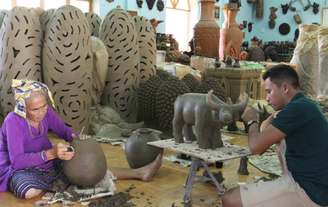 Để đáp ứng nhu cầu của thị trường, HTX và các hộ sản xuất gốm đã cho ra đời nhiều sản phẩm với mẫu mã đa dạng (ảnh TL)