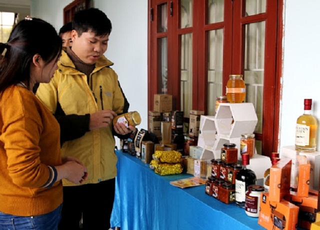 Giám đốc HTX ong mật Điện Biên Nguyễn Tiến Đạt giới thiệu sản phẩm cho khách hàng (Ảnh: TL)