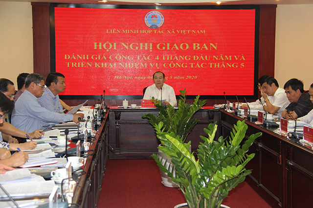 Chủ tịch Liên minh HTX Việt Nam Nguyễn Ngọc Bảo khẳng định, cán bộ phụ trách tư vấn, hỗ trợ xây dựng HTX phát triển sản xuất gắn với chuỗi giá trị cần phải được tham gia các lớp đào tạo và phải có chứng chỉ mới được đi hướng dẫn (Ảnh: Phạm Duy)