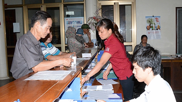 Khách hàng đến giao dịch tại quỹ TDND Xuân Tiến