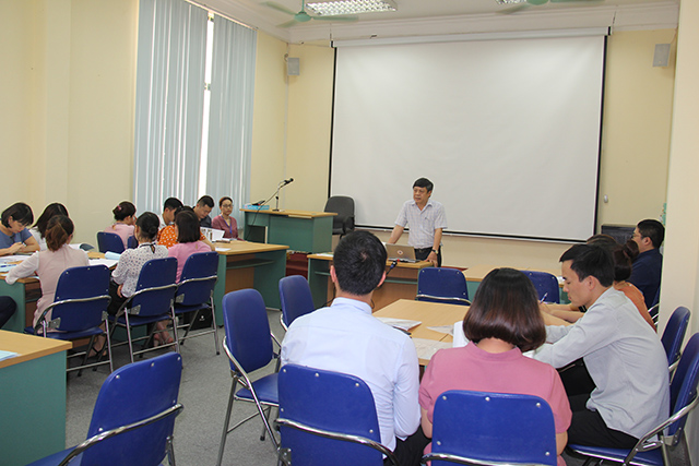 Ông Lê Minh Tân, Hiệu trưởng Trường Bồi dưỡng cán bộ phát biểu khai giảng lớp tập huấn Nâng cao năng lực tư vấn, hỗ trợ xây dựng HTX phát triển sản xuất gắn với chuỗi giá trị (Ảnh: Phạm Duy)