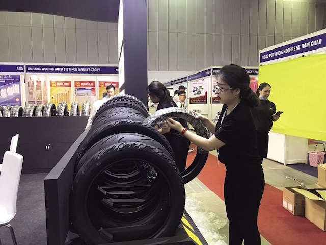 Nội địa hóa ngành ô tô chỉ vẫn dừng ở săm lốp, ắc quy (Ảnh: Internet)