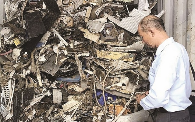 Xử lý, buộc tái xuất trên 1.000 container phế thải nhập khẩu tồn đọng tại cảng Cát Lái (Ảnh Internet)