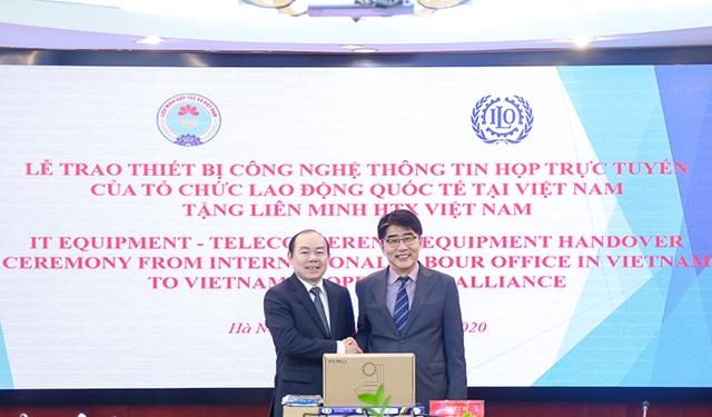 Chủ tịch Nguyễn Ngọc Bảo tiếp nhận thiết bị công nghệ do ILO tài trợ.