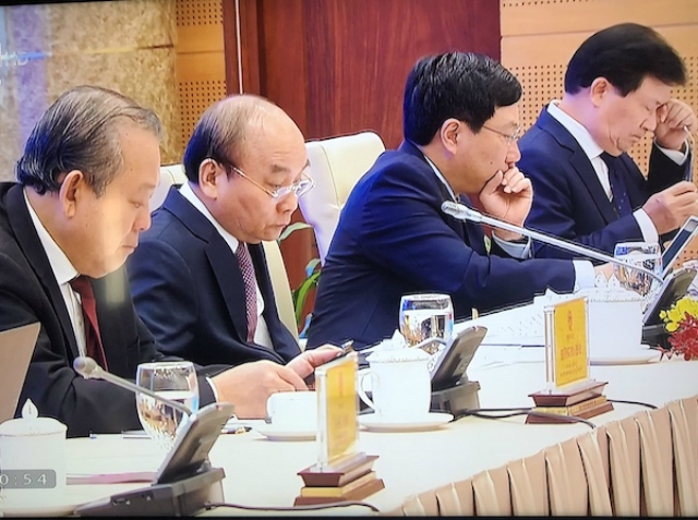 Thủ tướng và các thành viên Chính phủ lắng nghe các ý kiến của doanh nghiệp, Hiệp hội doanh nghiệp tại Hội nghị