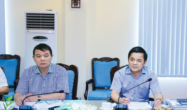 Phó Chủ tịch Liên minh HTX Việt Nam Nguyễn Văn Thịnh (bên phải) phát biểu chỉ đạo công tác chuẩn bị Đại hội cho Liên minh HTX tỉnh Hải Dương.